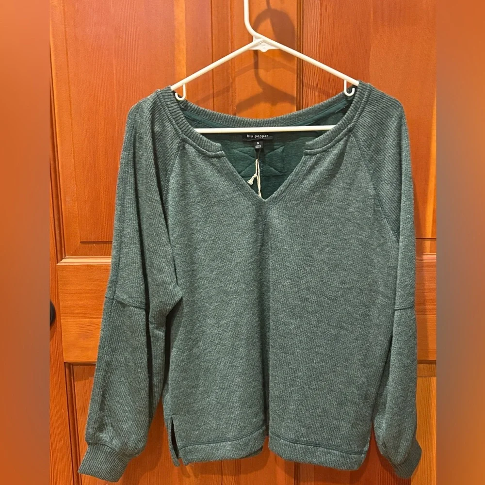 NWT Blu Pepper Split Neck Raglan Top - Picture 2 of 16